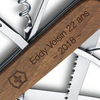 Couteau Suisse gravé Victorinox Huntsman Wood